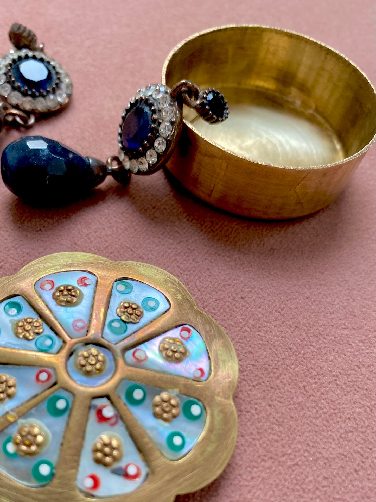 VINTAGE - Must-have accessoire voor jouw favoriete sieraden, gemaakt van messing met parelmoer