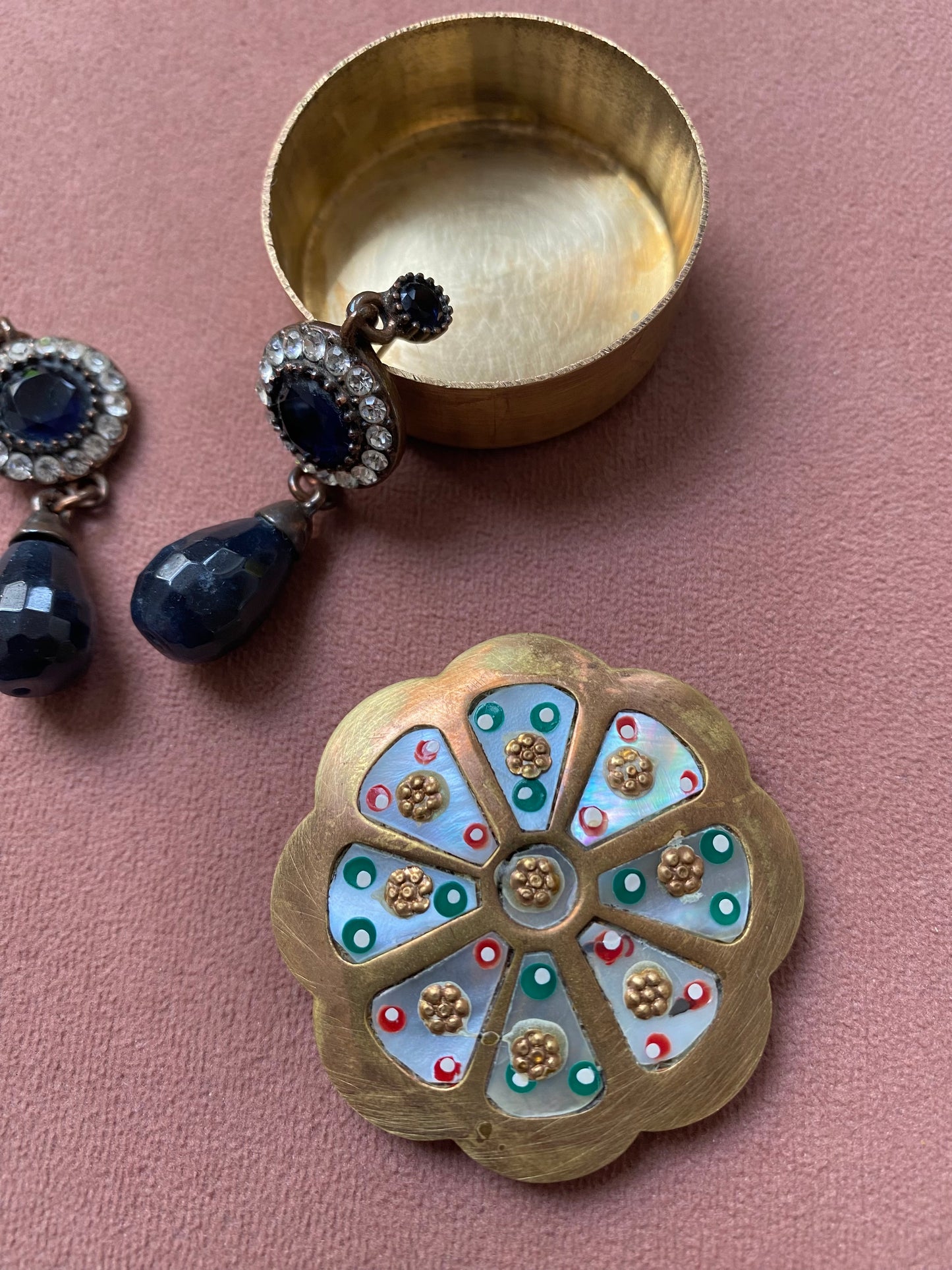 VINTAGE - Must-have accessoire voor jouw favoriete sieraden, gemaakt van messing met parelmoer
