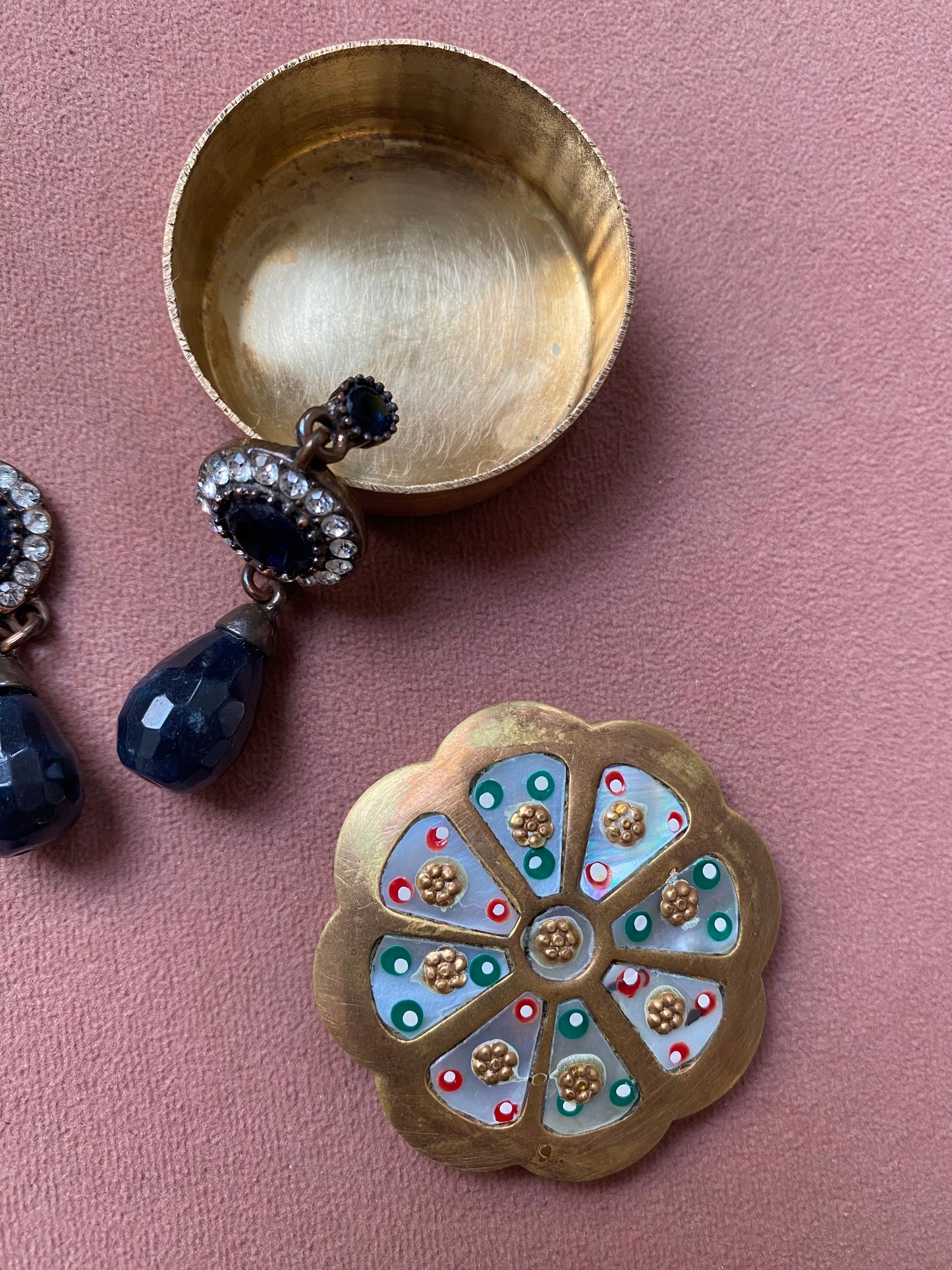 VINTAGE - Must-have accessoire voor jouw favoriete sieraden, gemaakt van messing met parelmoer