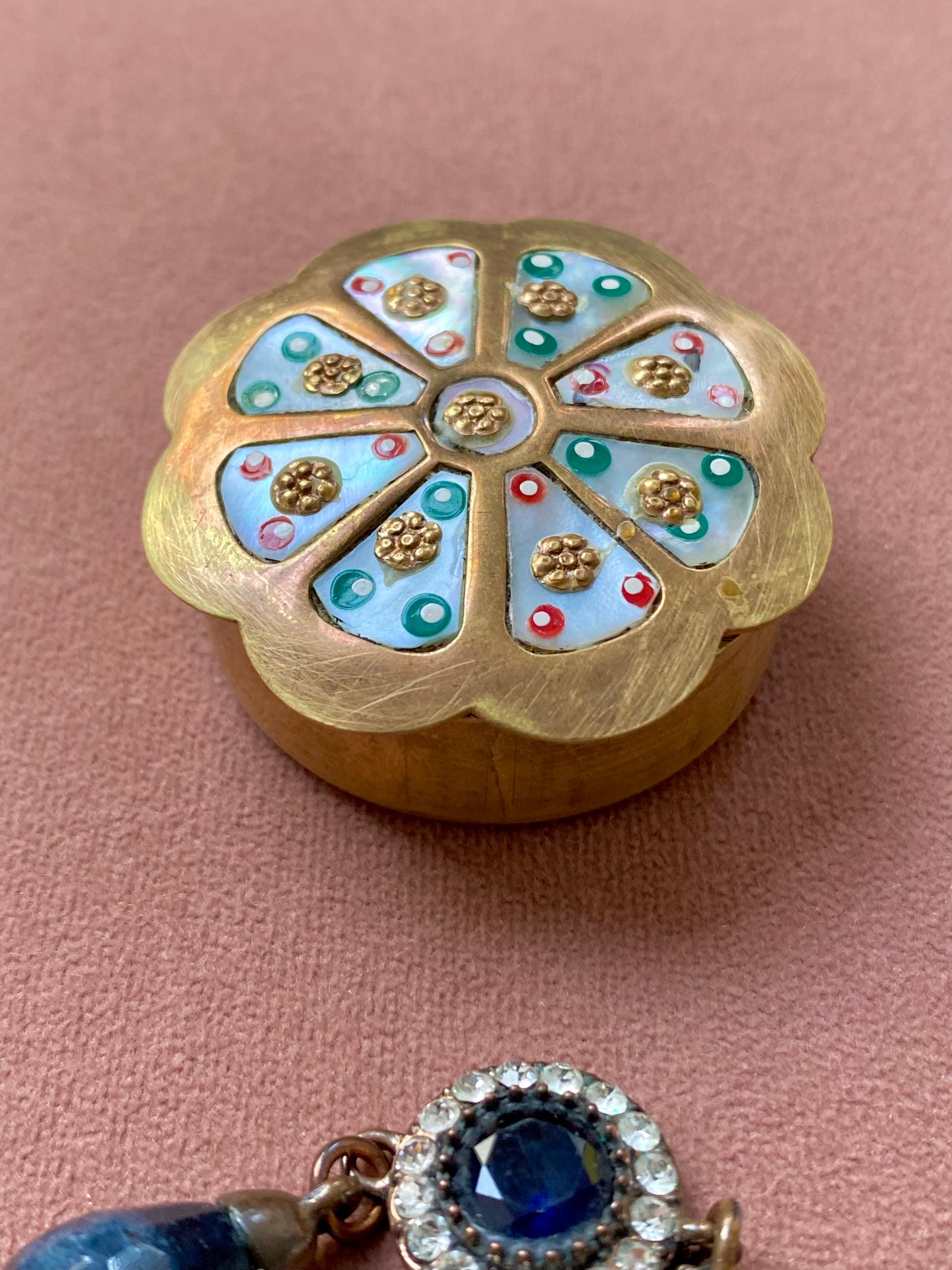 VINTAGE - Must-have accessoire voor jouw favoriete sieraden, gemaakt van messing met parelmoer