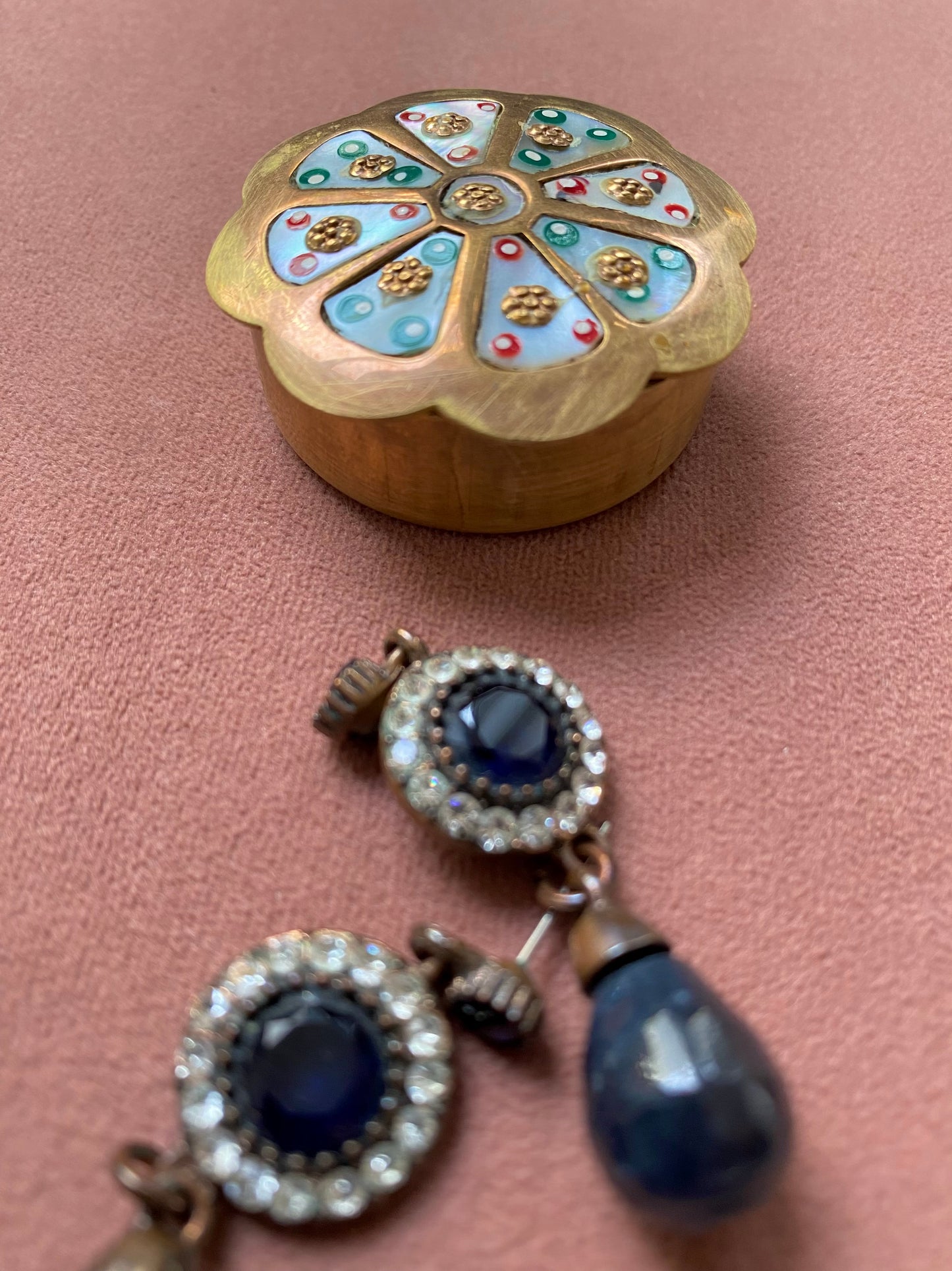 VINTAGE - Must-have accessoire voor jouw favoriete sieraden, gemaakt van messing met parelmoer