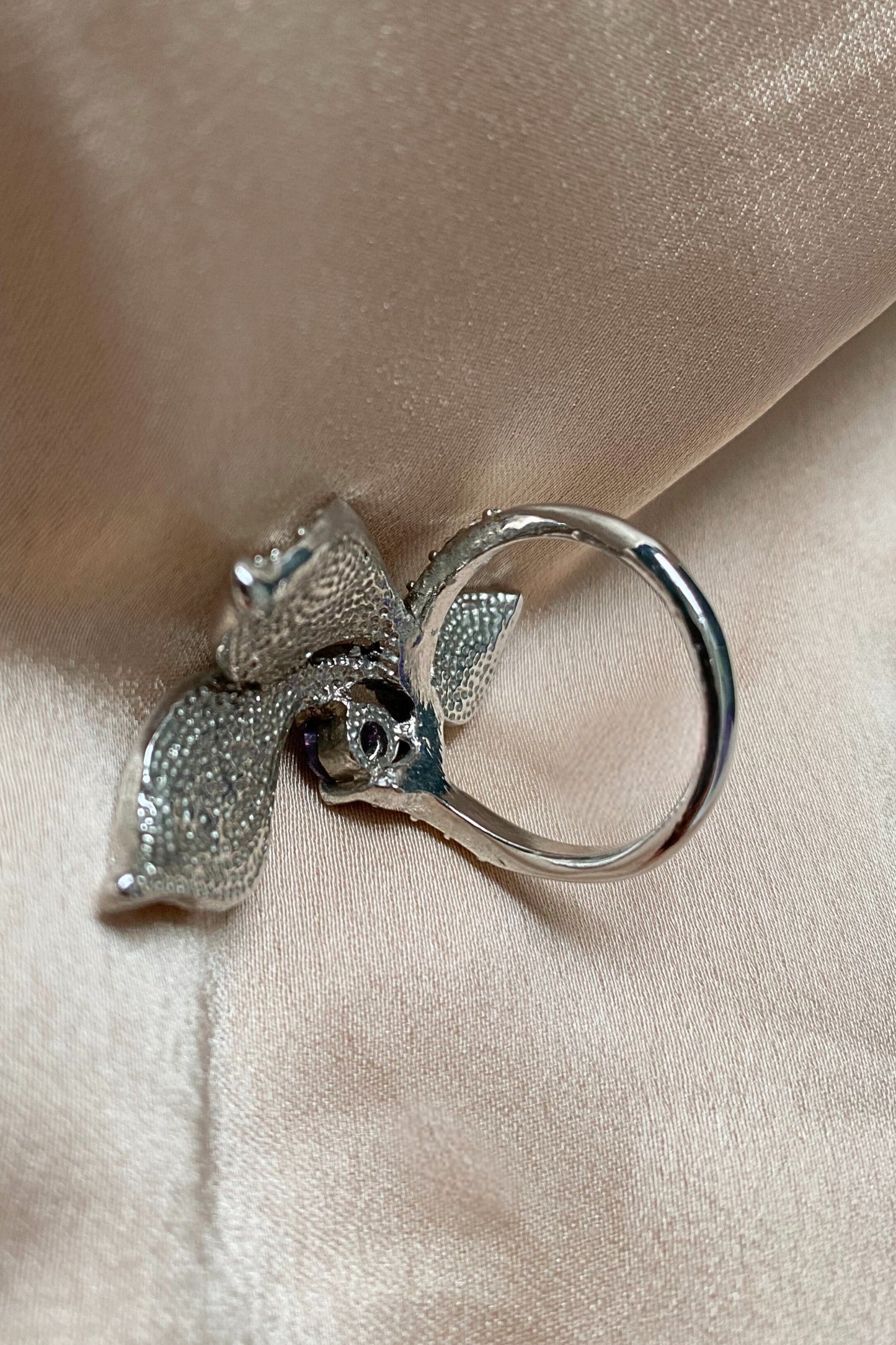 VINTAGE - Cocktailring met aronskelk design en strass steentjes, uniek statement sieraad