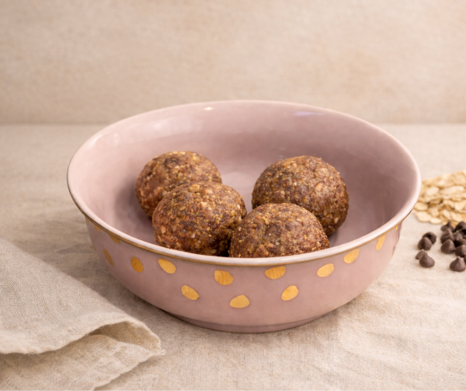 Zelfgemaakte energieballetjes van havermout, amandelmeel, kokos en pindakaas met pure chocolade, een gezond en voedzaam tussendoortje voor onderweg of na het sporten.