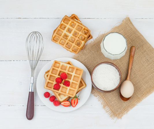 Zelfgebakken wafels met een goudbruine korst, vers uit het wafelijzer en klaar om te serveren.